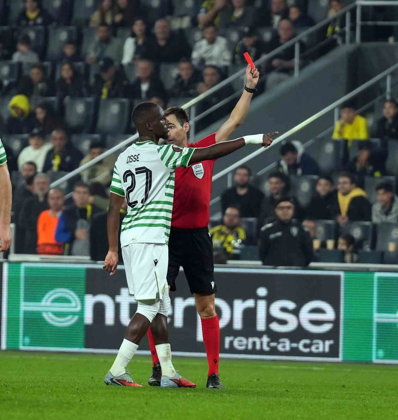 Jhon Duran, kırmızı kart gördü