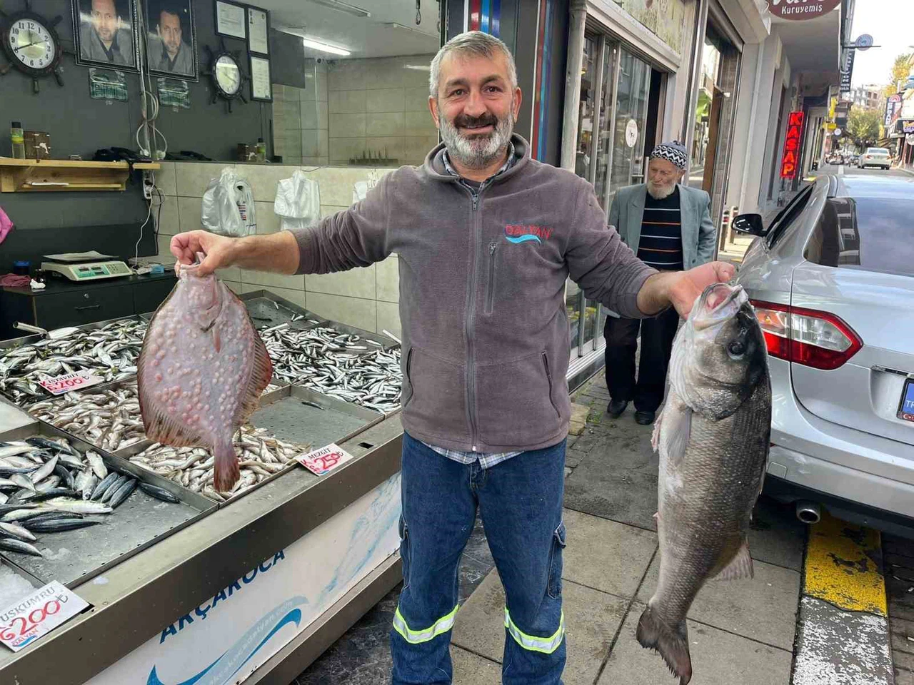 Denizlerdeki bereket tezgâhlara yansıdı... Ucuzlayan balık satışlarda hareketlilik getirdi