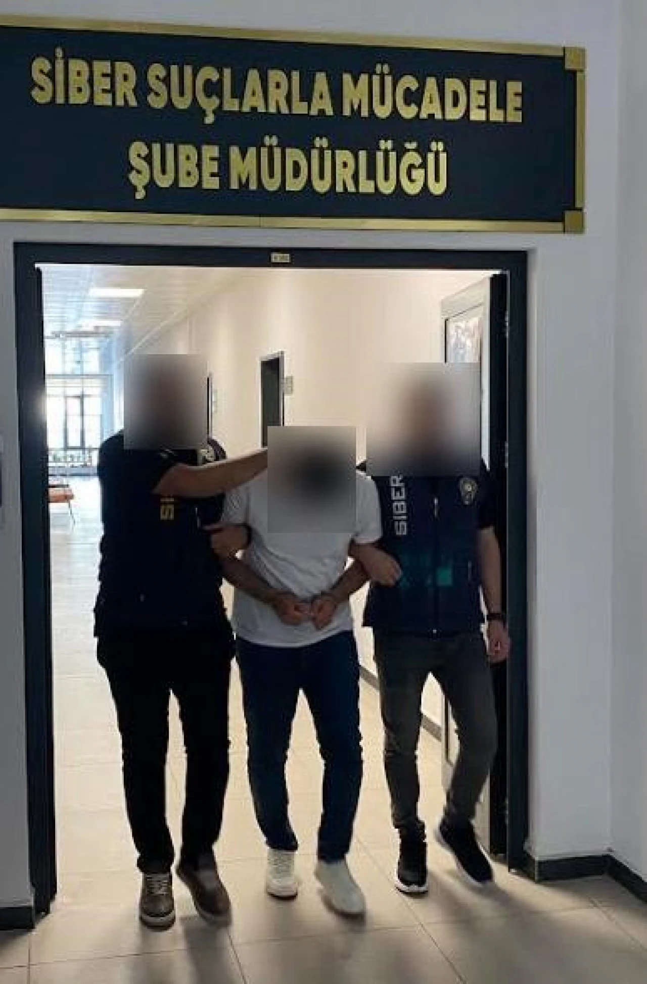 Kimlik bilgilerini çaldıkları vatandaşlar adına sahte kredi kartı çıkaran 2 şüpheli tutuklandı