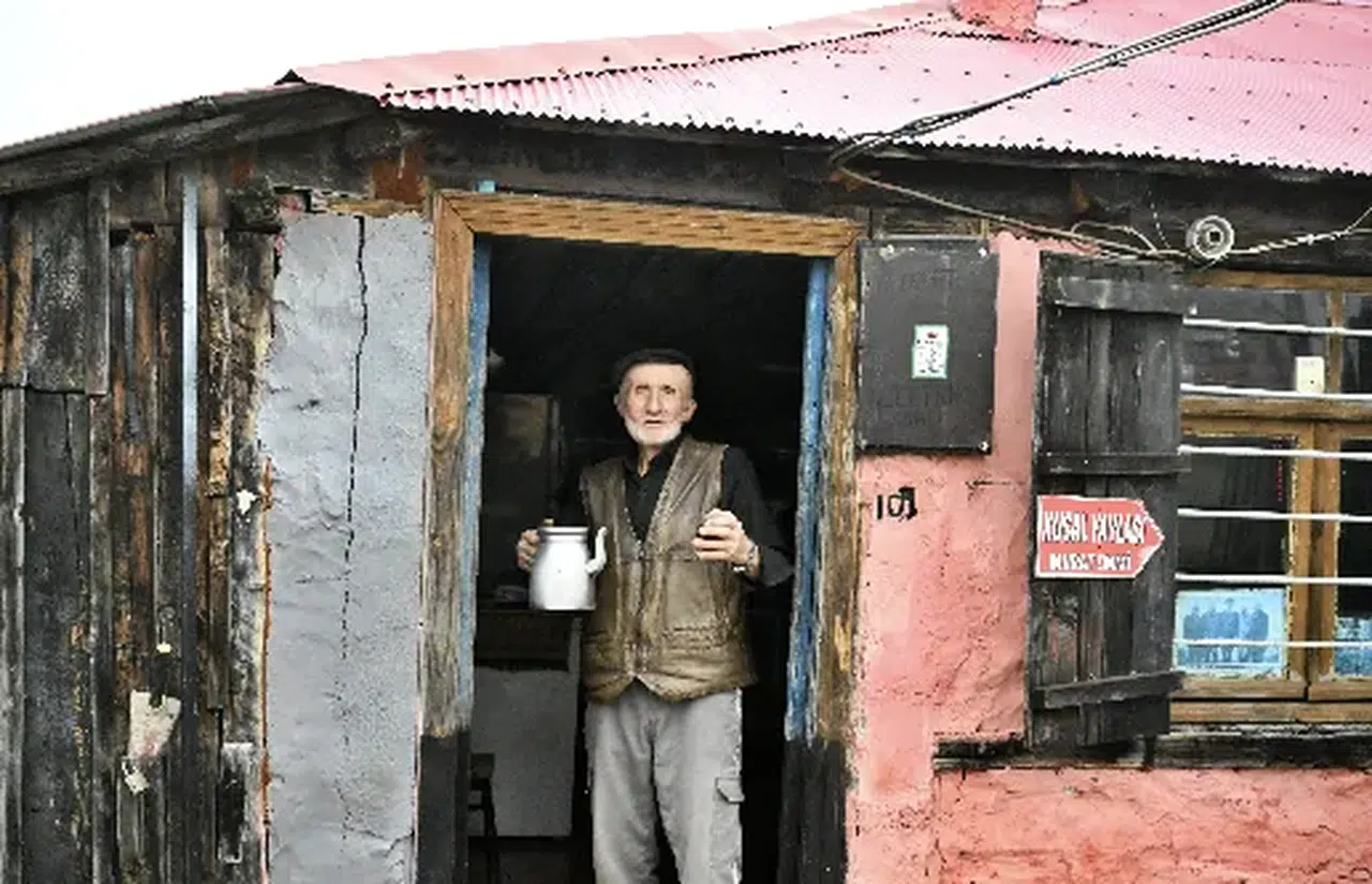 Bulutlara komşu yaylada yarım asırlık bakkal görenleri şoke etti!
