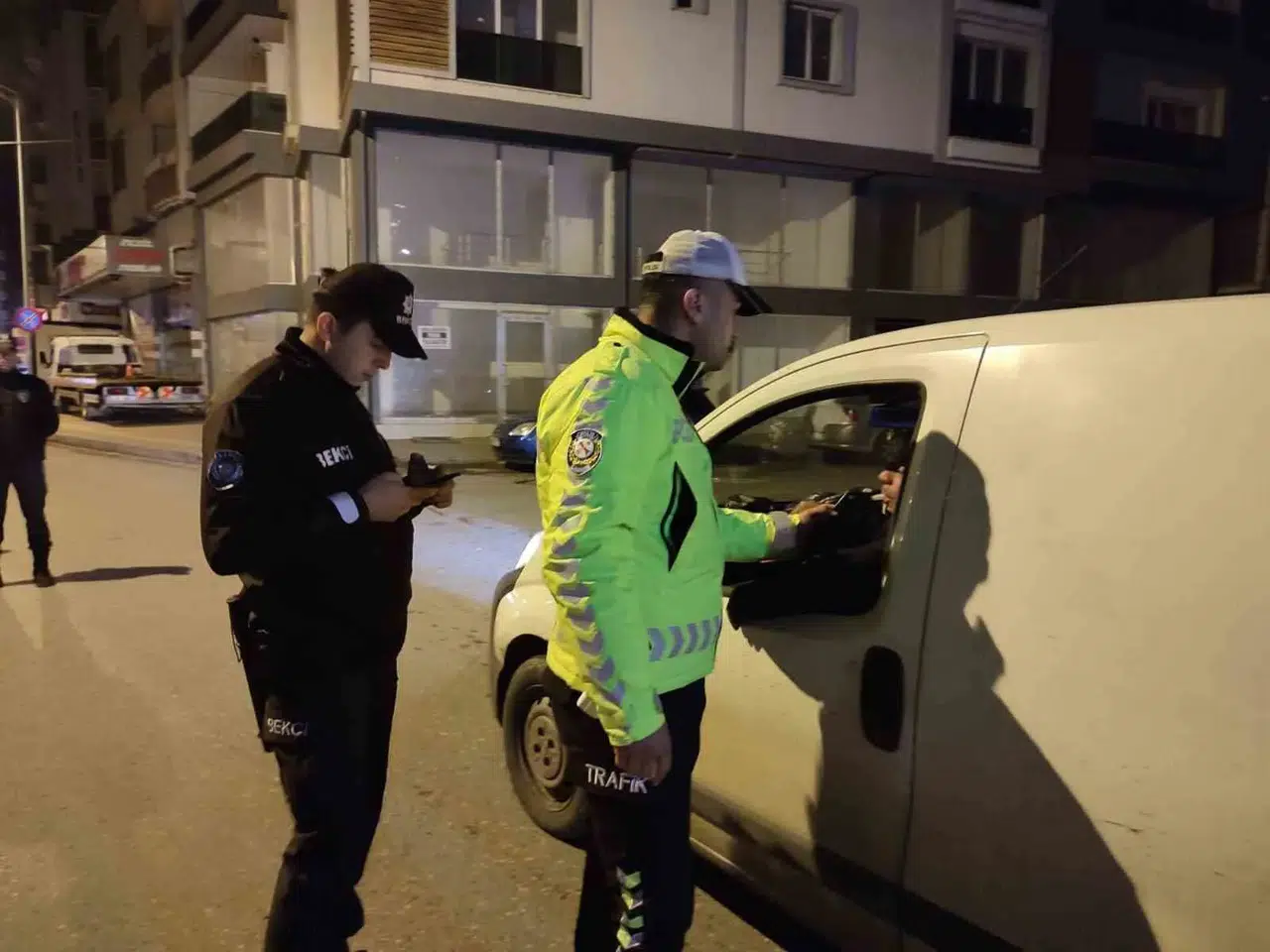 Trafik denetiminde peş peşe gelen şok: Çifte ehliyet skandalı!