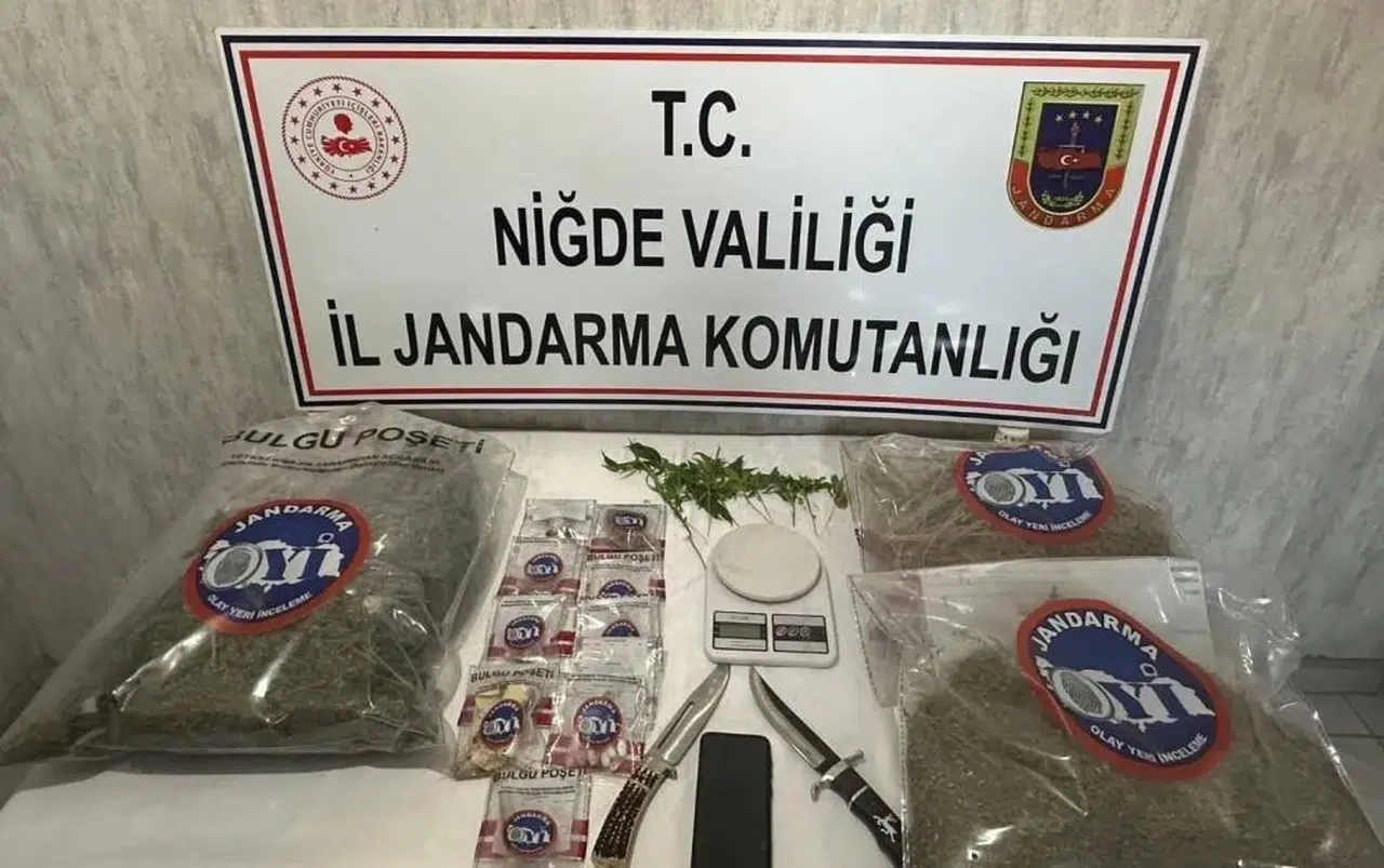 Evden uyuşturucu, hap ve kasatura! Şüpheli yakayı ele verdi!