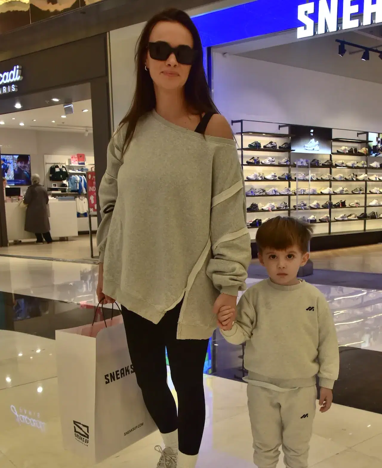 Anne-oğul şıklığı göz kamaştırdı! Hande Soral Zorlu’da poz verdi