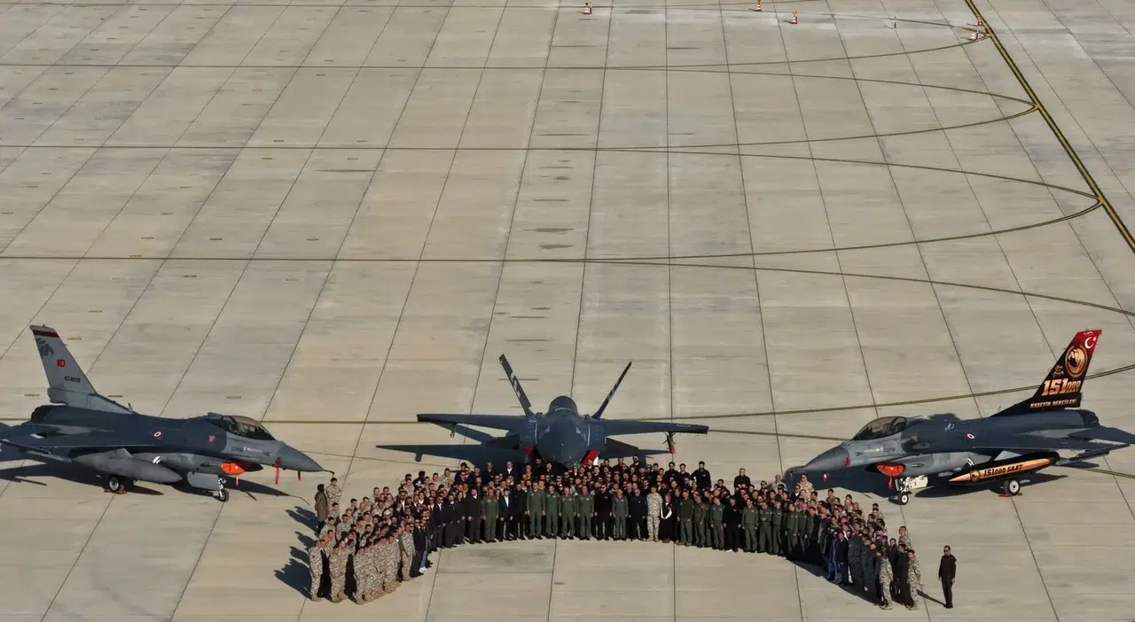 Bayraktar KIZILELMA tarihe geçti: Jet hedefi vurup gökyüzünü salladı!