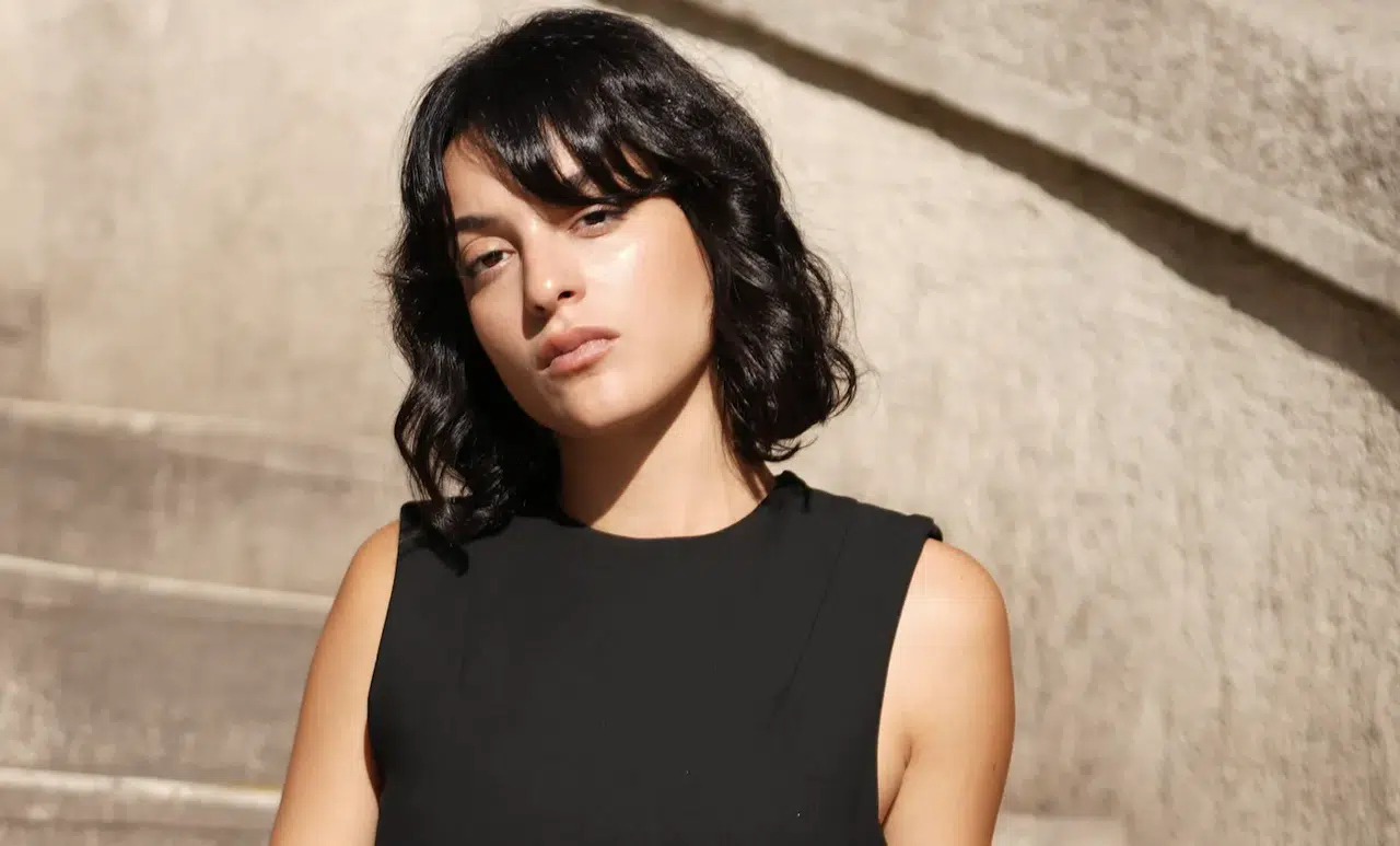 Modern popun yeni yüzü Sena Şahin, duygulara tercüman oluyor