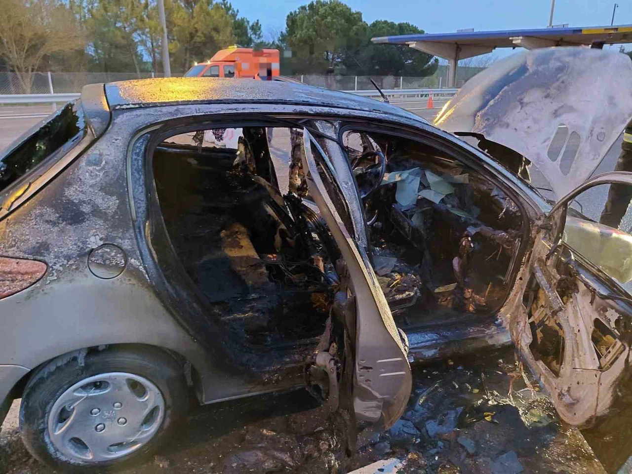 Lüleburgaz’da otomobil bir anda alev aldı: Trafikte korku dolu dakikalar!