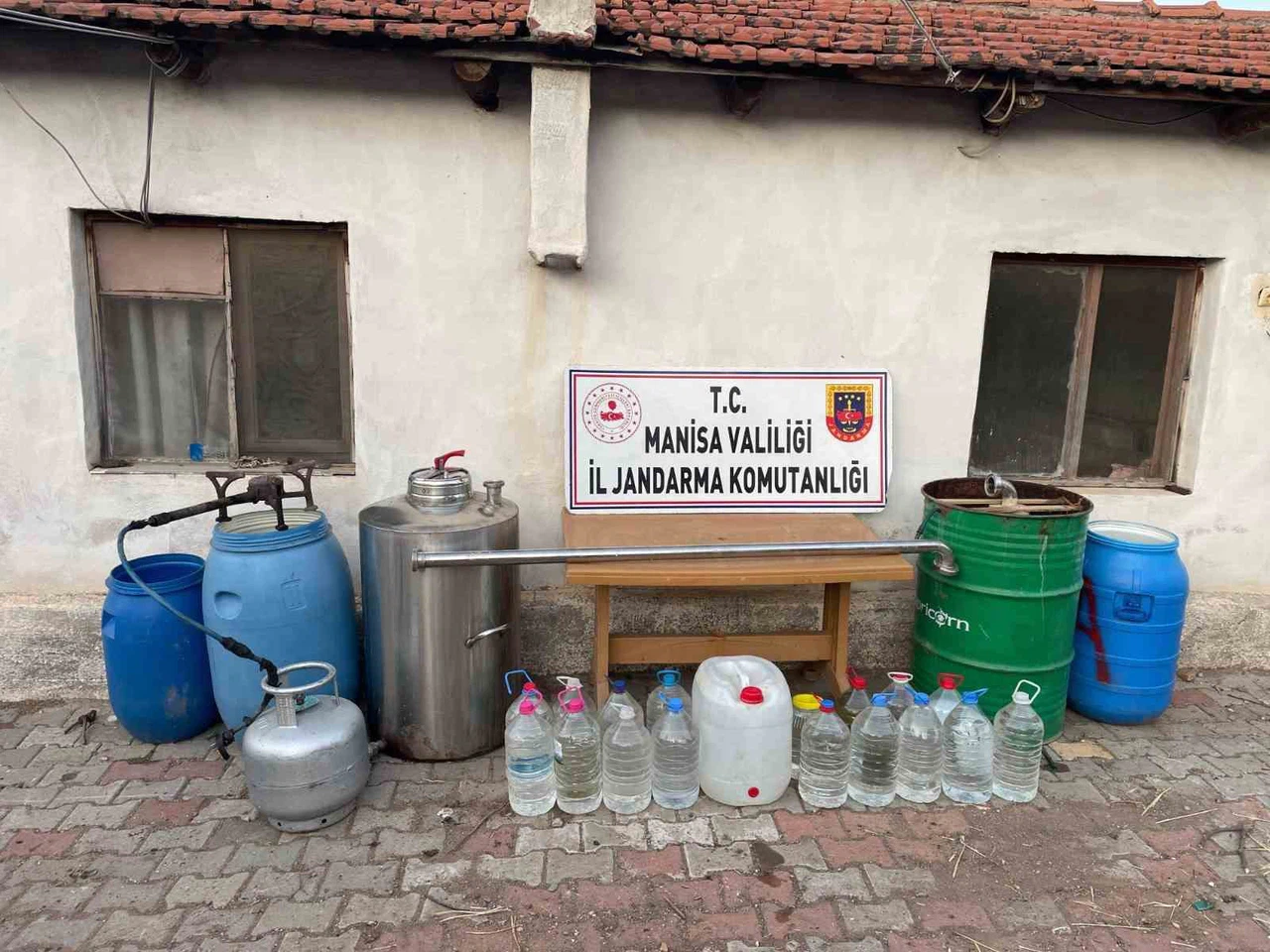 Manisa’da ev içi alkol üretim serüvenine jandarmadan net müdahale!