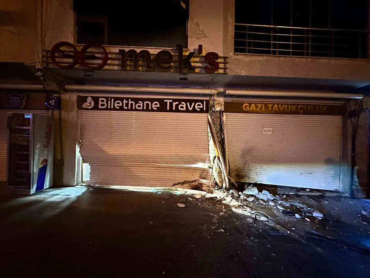 İşyeri sahibi neye uğradığına şaşırdı: Gece yarısı korkutan kaza!