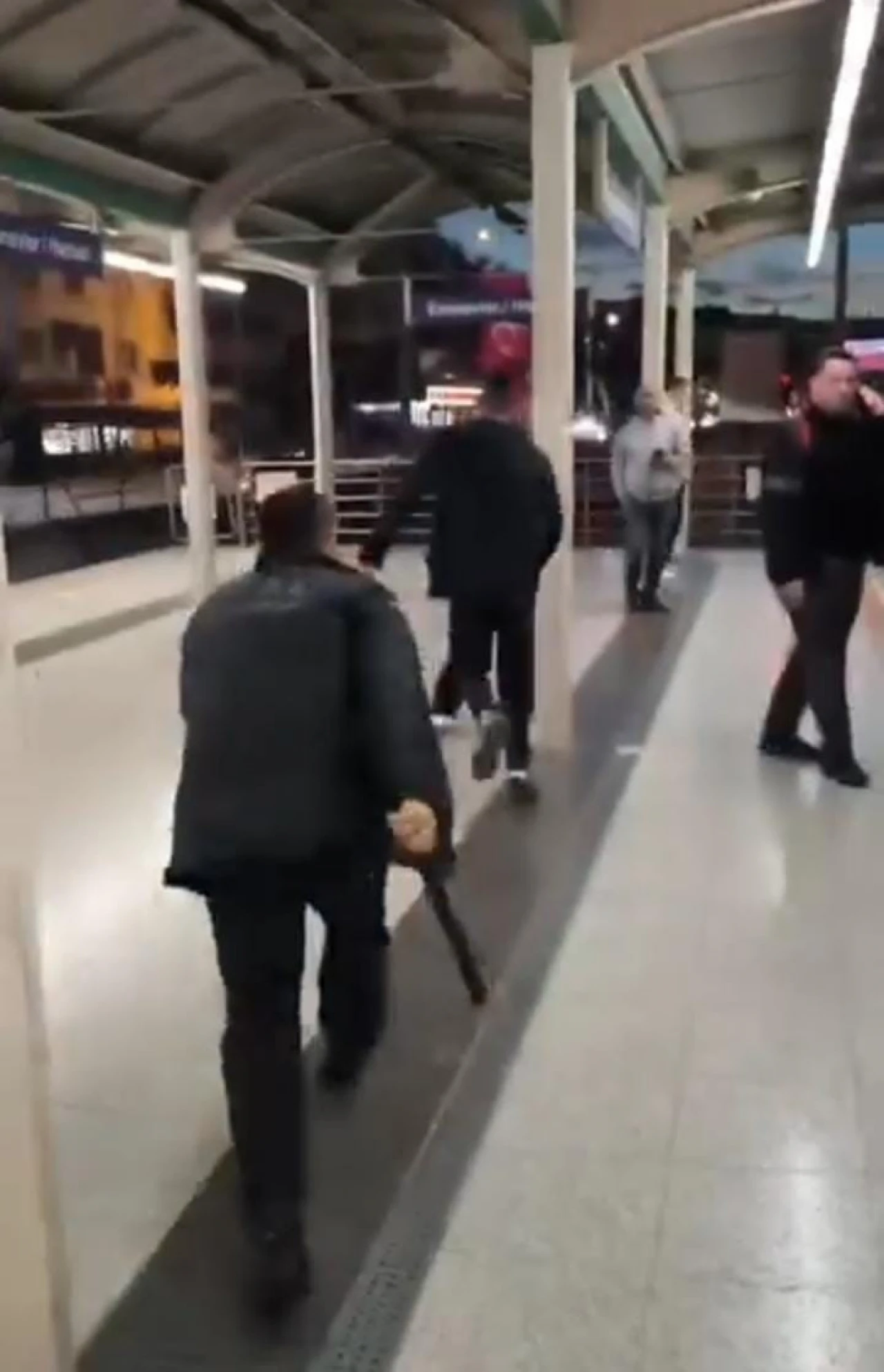 Metroda gerginlik tırmandı! Vatandaşların araya girdiği kavga kamerada