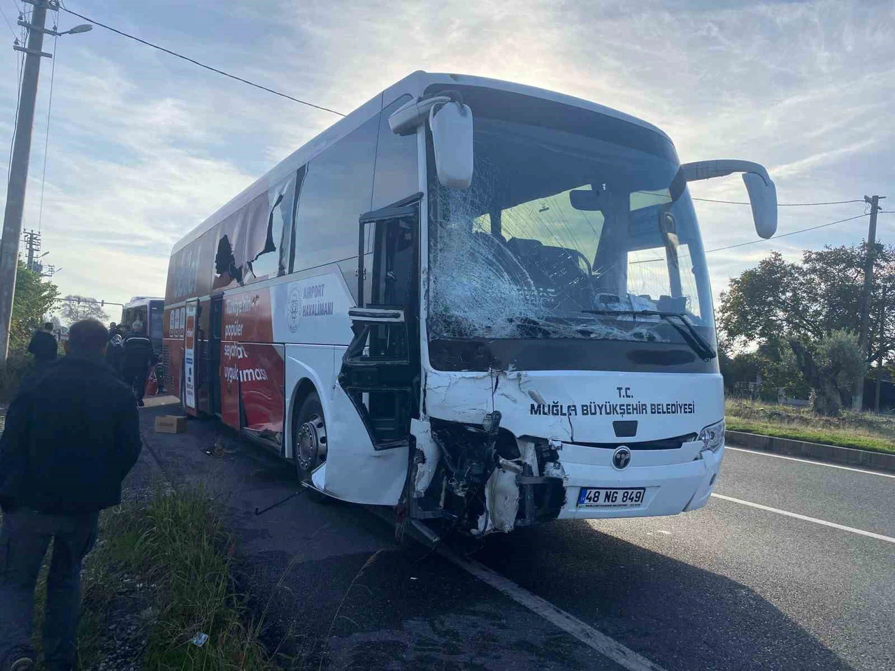 Otobüsçü ‘sola’, minibüsçü ‘yola’ derken... Bu sefer trafik değil şoförler kitlendi!