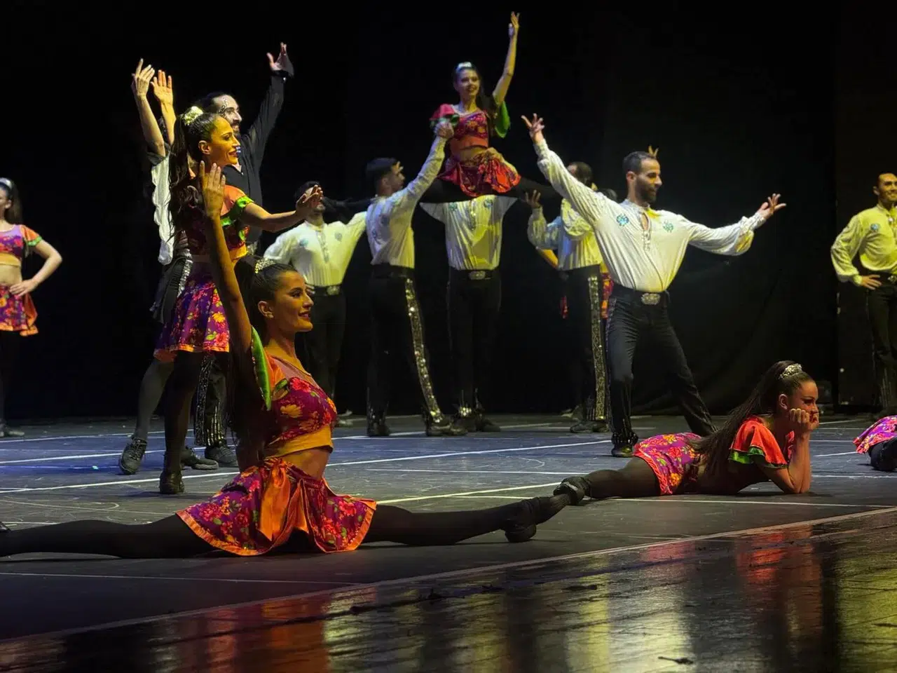 Coşku ve görsellik bir arada: Anadolu Ateşi sahnede!