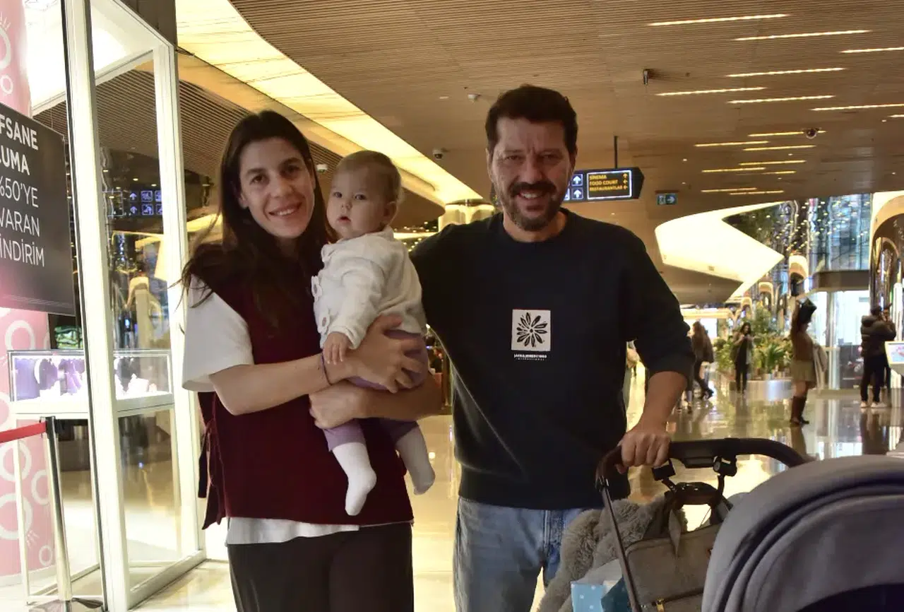 İlker Aksum’un aile saati! Yılbaşı heyecanını AVM'de yaşadı