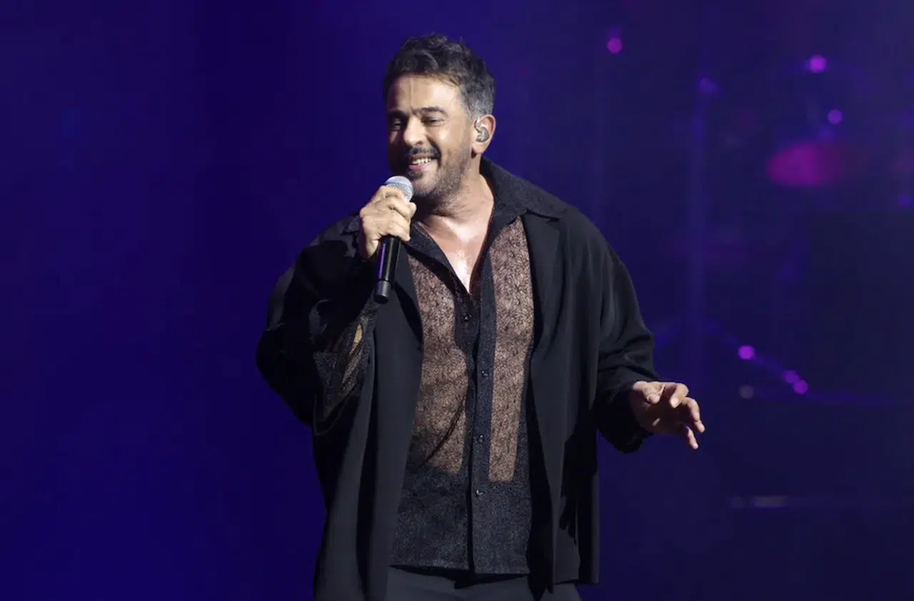 Emre Altuğ’dan müthiş sahne şovu: 70 yıllık pop hikâyesiyle seyirciyi büyüledi!