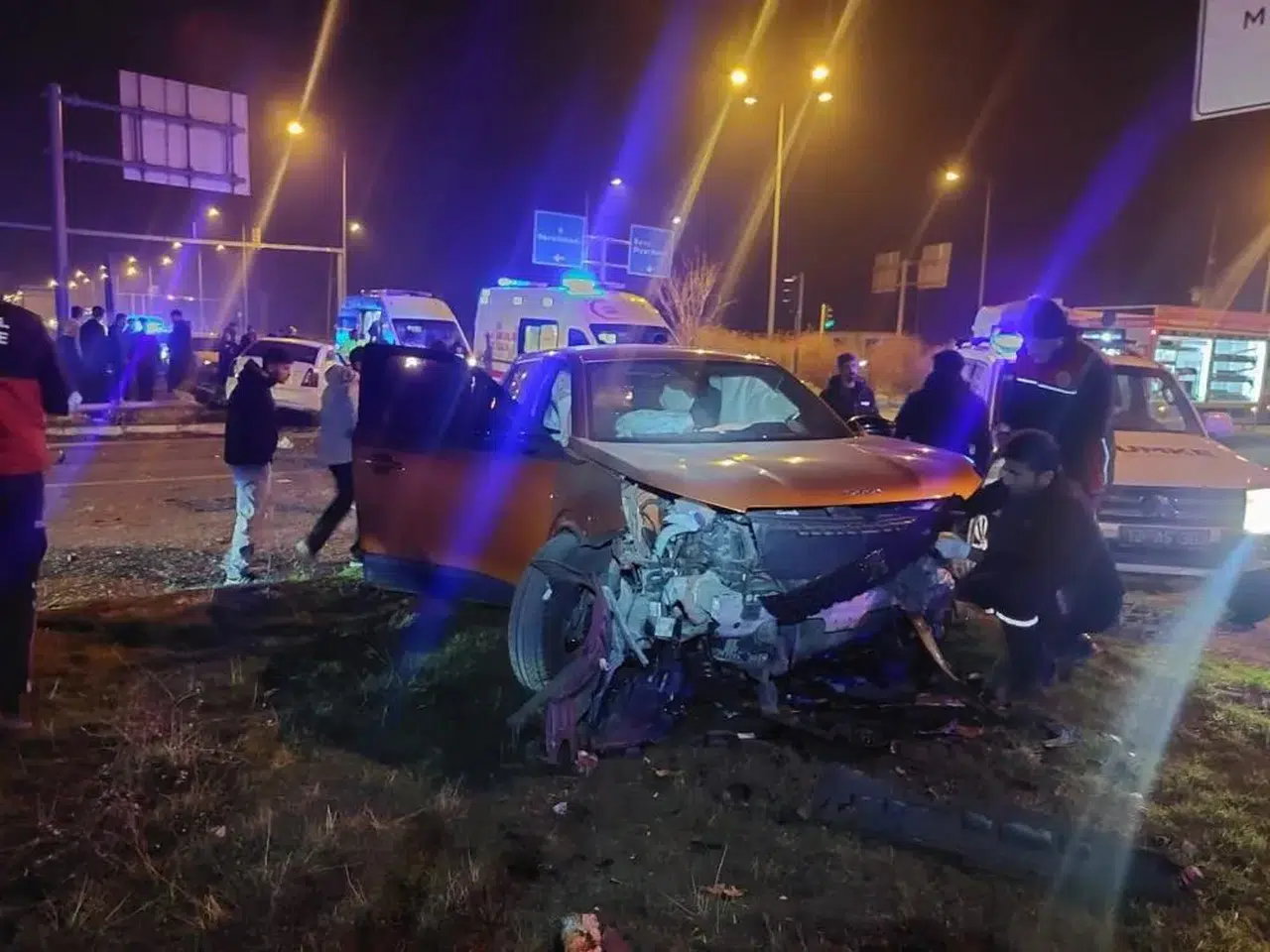 Havalimanı kavşağında korkutan çarpışma!