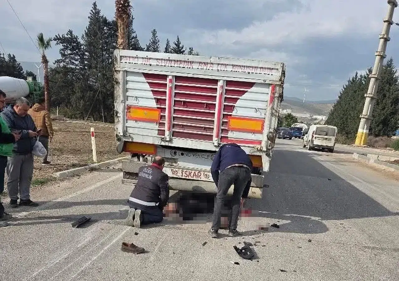 Tırla motosiklet çarpıştı, kavşak savaş alanına döndü!