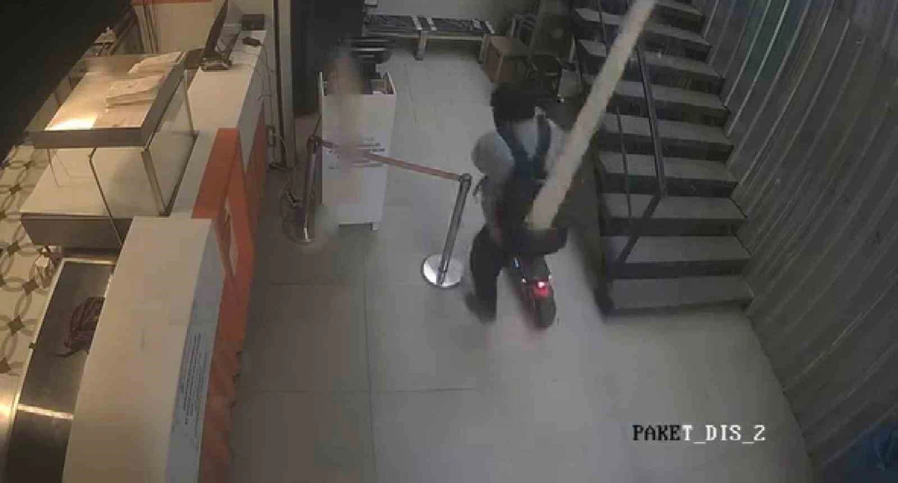 İşe giderken dehşeti yaşadı... Düşen kalas scooter sürücüsüne çarptı, O anlar kamerada!