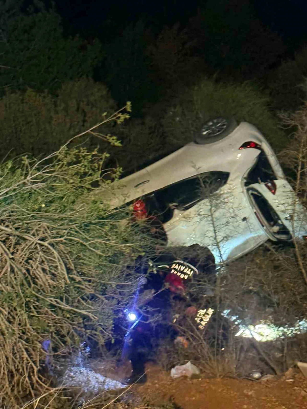 Korku dolu dakikalar! Sürücü uçurumdan böyle kurtarıldı