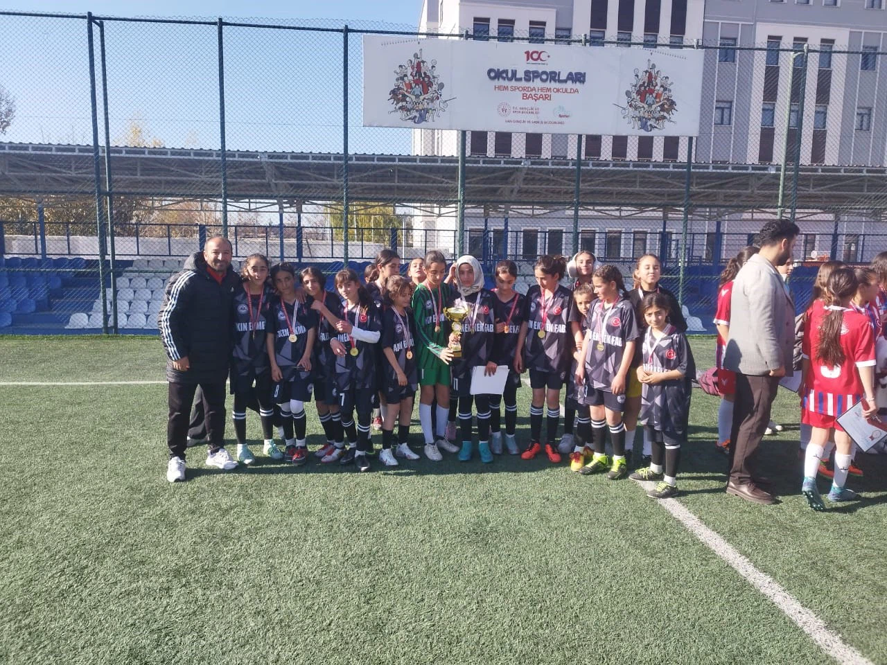 Nefes kesen finalde büyük başarı: Özalp YBO kızları zirveye adını yazdırdı!