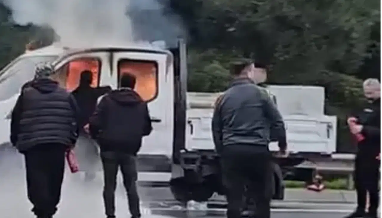 Seyir halindeyken dumanlar yükseldi... Göz gözü görmedi o anlar kamerada!