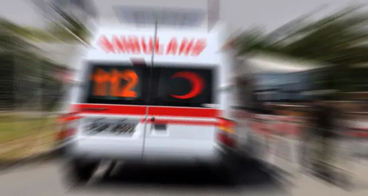 Afyon’da korkutan kaza! Otomobil refüjde durabildi!