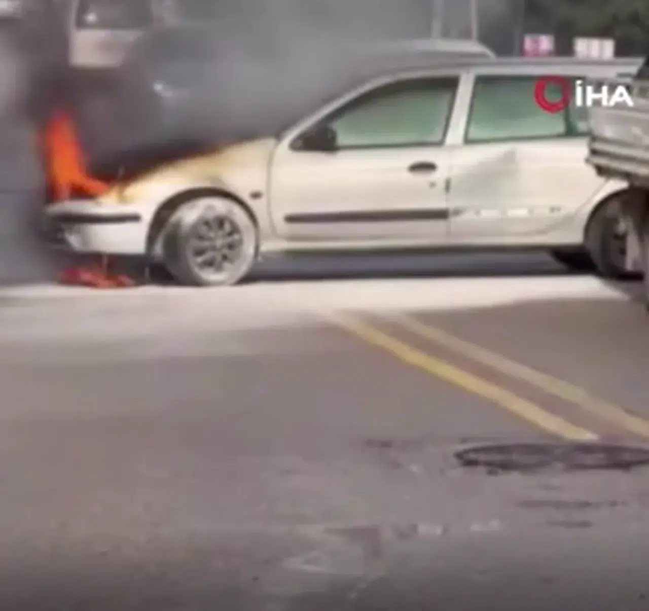 Yol ortasında otomobil alev topuna döndü!