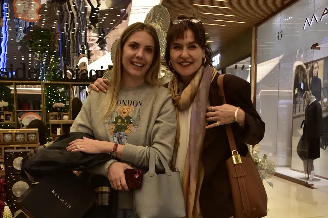 Eda Ece ve Şevval Sam yılbaşı festivalinde görüntülendi! Renkli halleri olay oldu