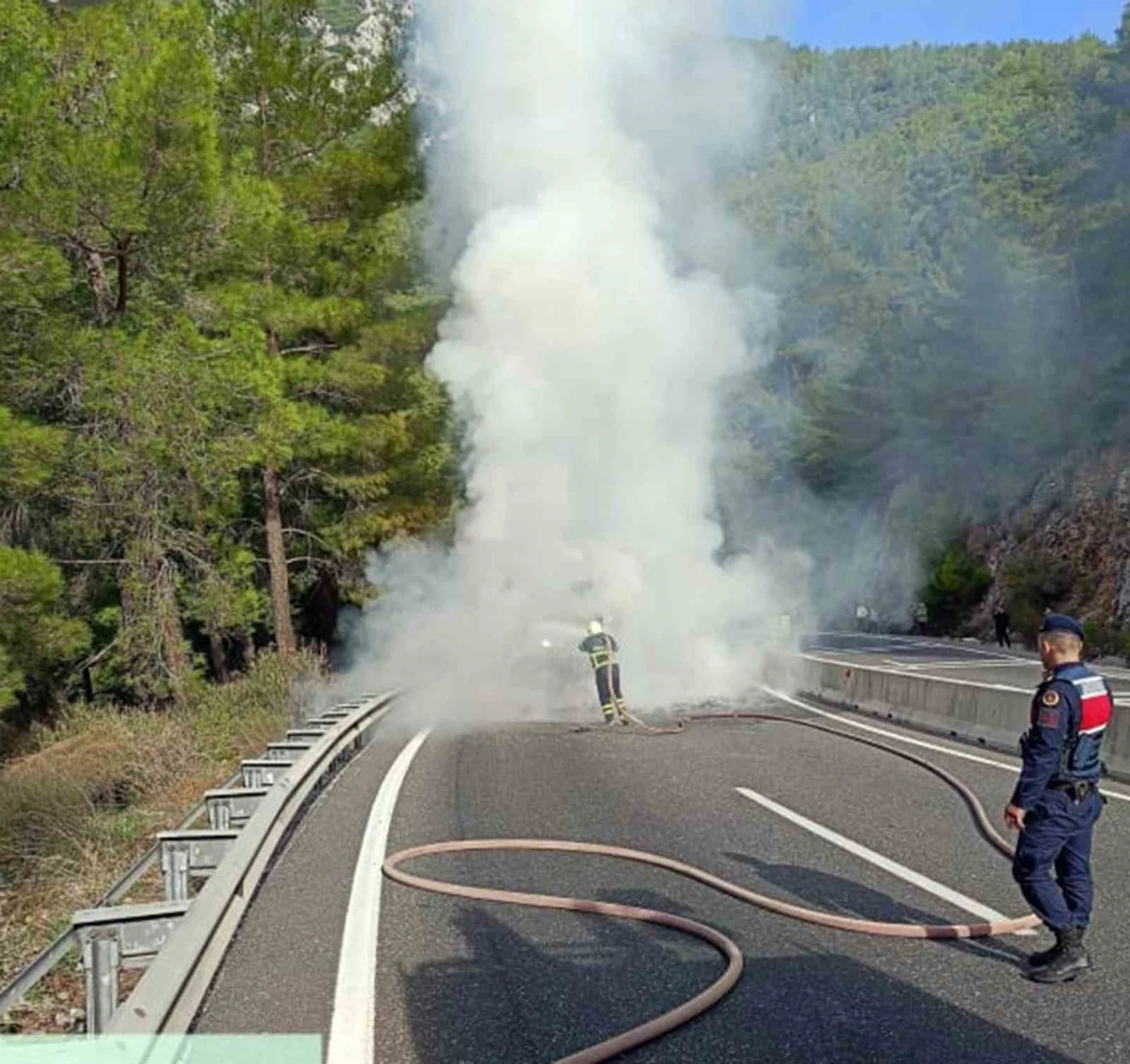 Seyir halindeki kamyon bir anda alev aldı! O görüntüler kamerada