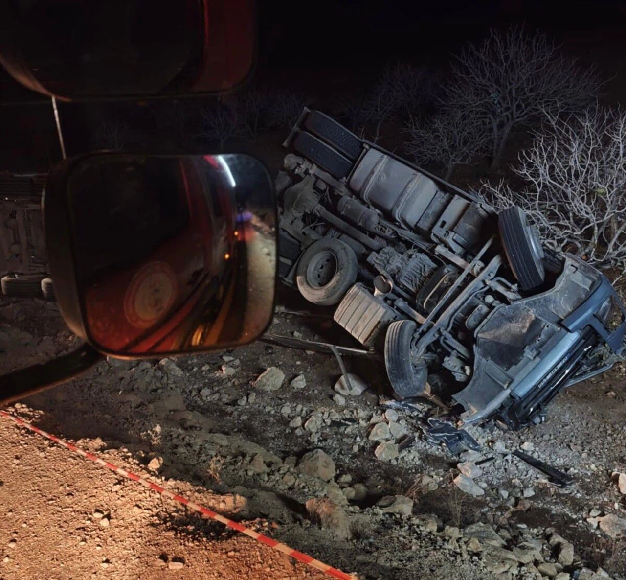 Tır şarampole devrildi... Sürücü araç içinde sıkıştı!