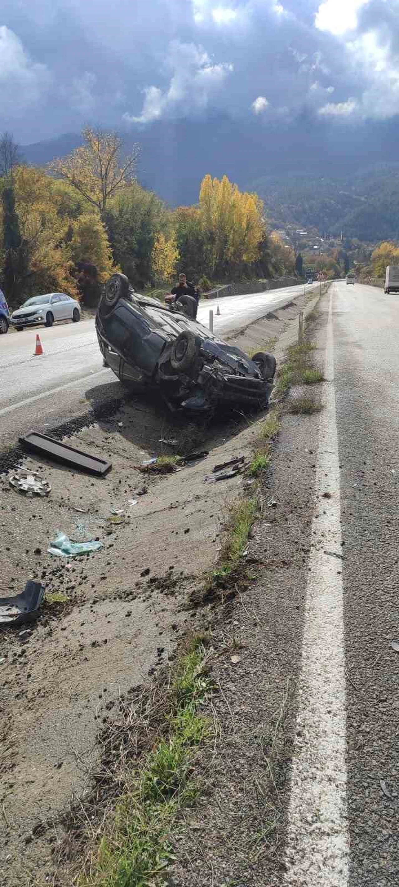 Otomobil refüje çarptı, araç takla attı! Ortalık savaş alanına döndü...