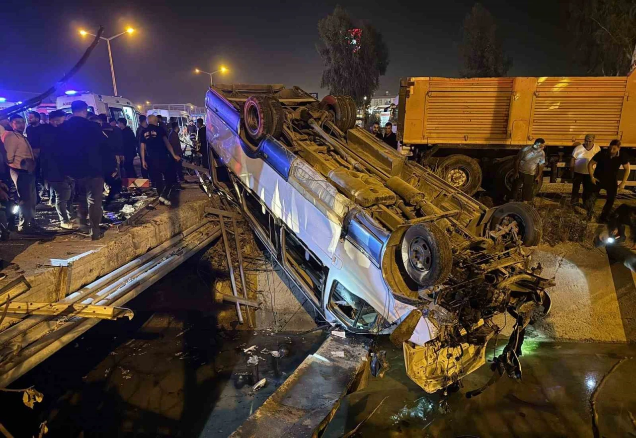 Tarsus’ta yolcu minibüsü ile otomobil çarpıştı: 10 yaralı
