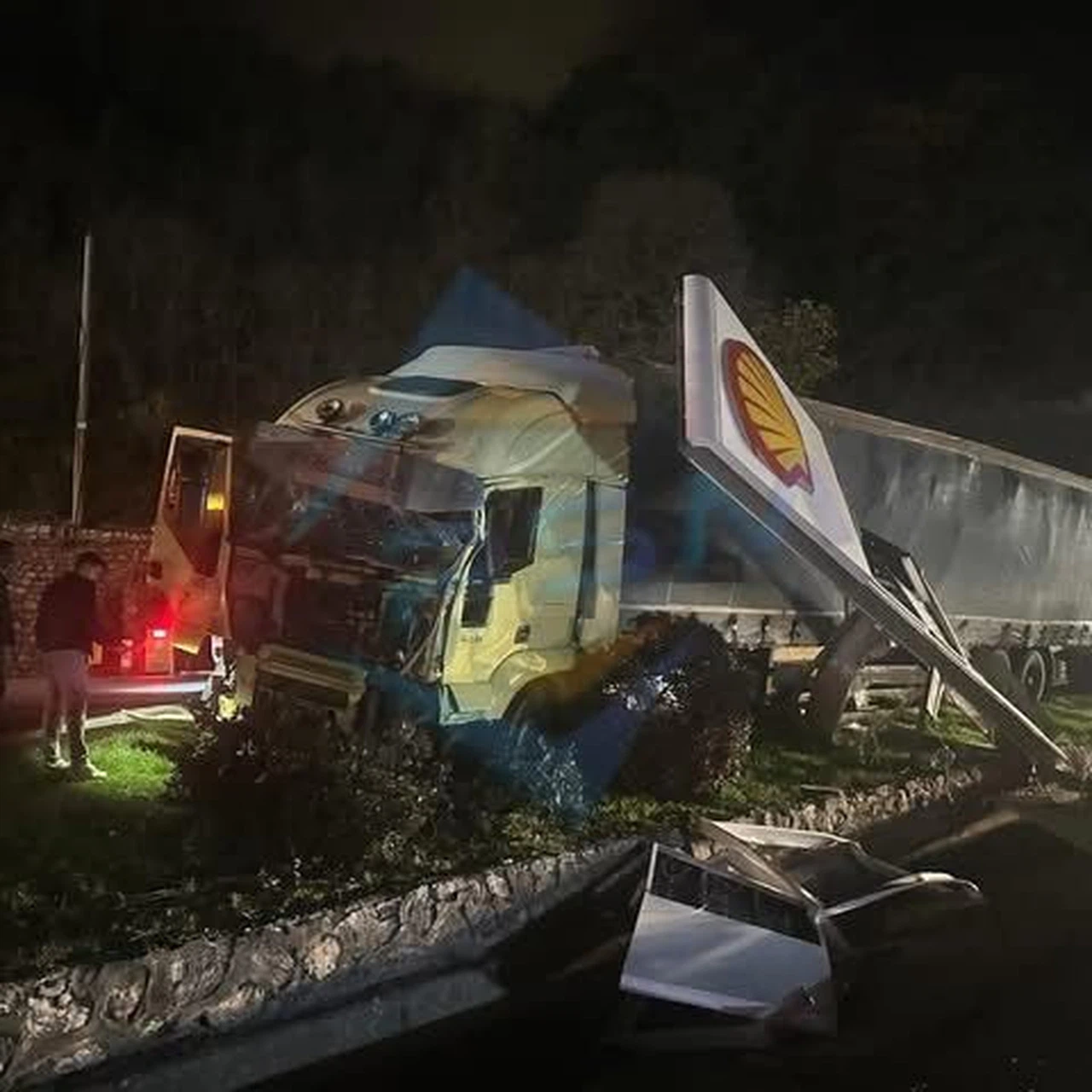 Kontrolden çıkan tır akaryakıt istasyonuna daldı: Facia kıl payı atlatıldı!