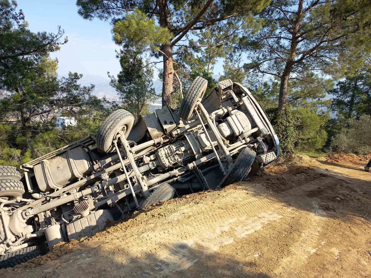 Direksiyon hakimiyeti kayboldu... Yayla yolu, kamyonu yuttu!