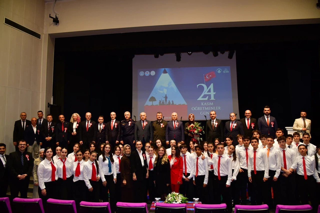 Öğretmenler günü kutlamasına yoğun ilgi: Protokolden önemli mesajlar!