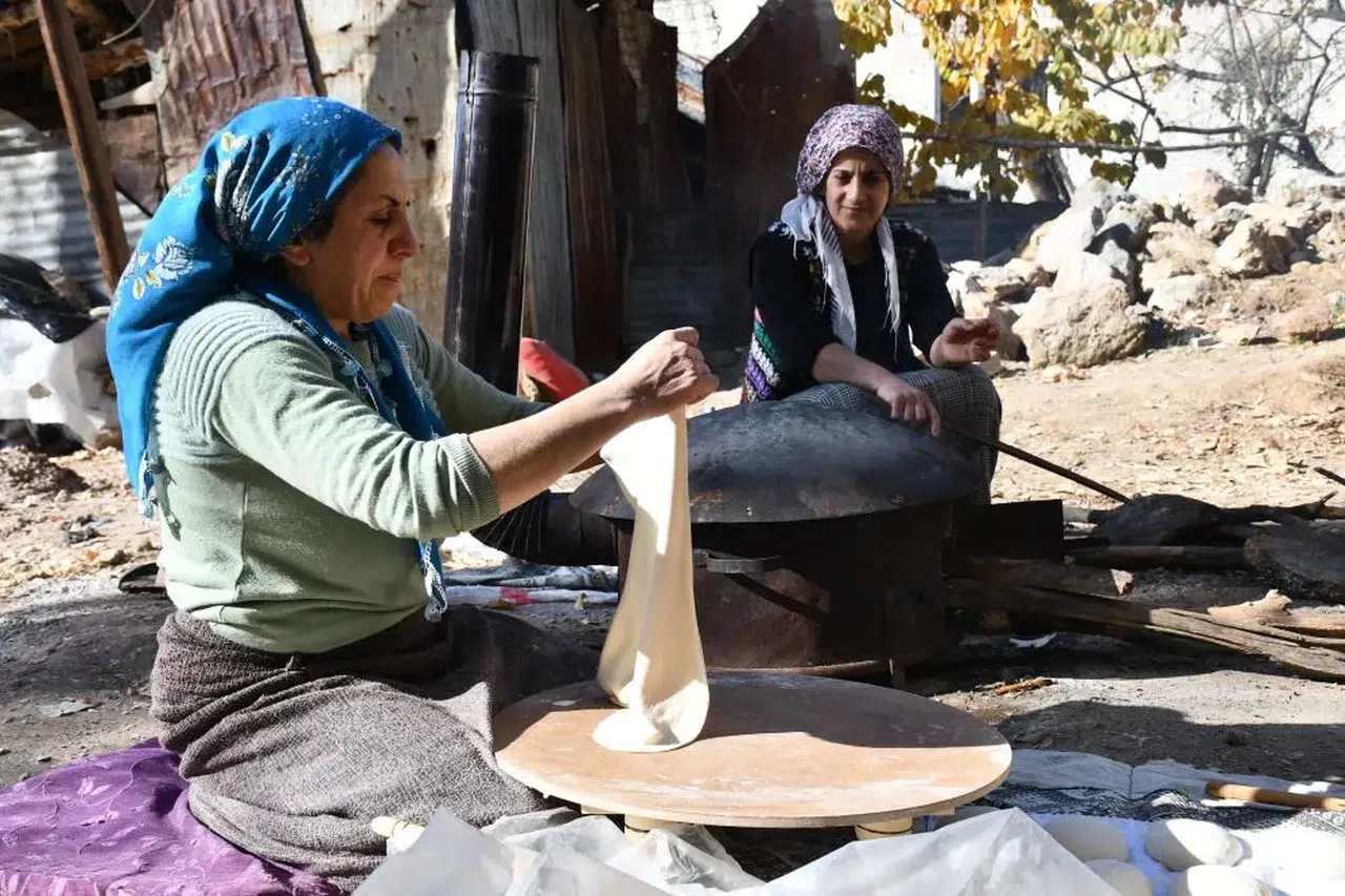 Şırnak’ta kadınların imeceyle ekmek hazırlama geleneği sürüyor