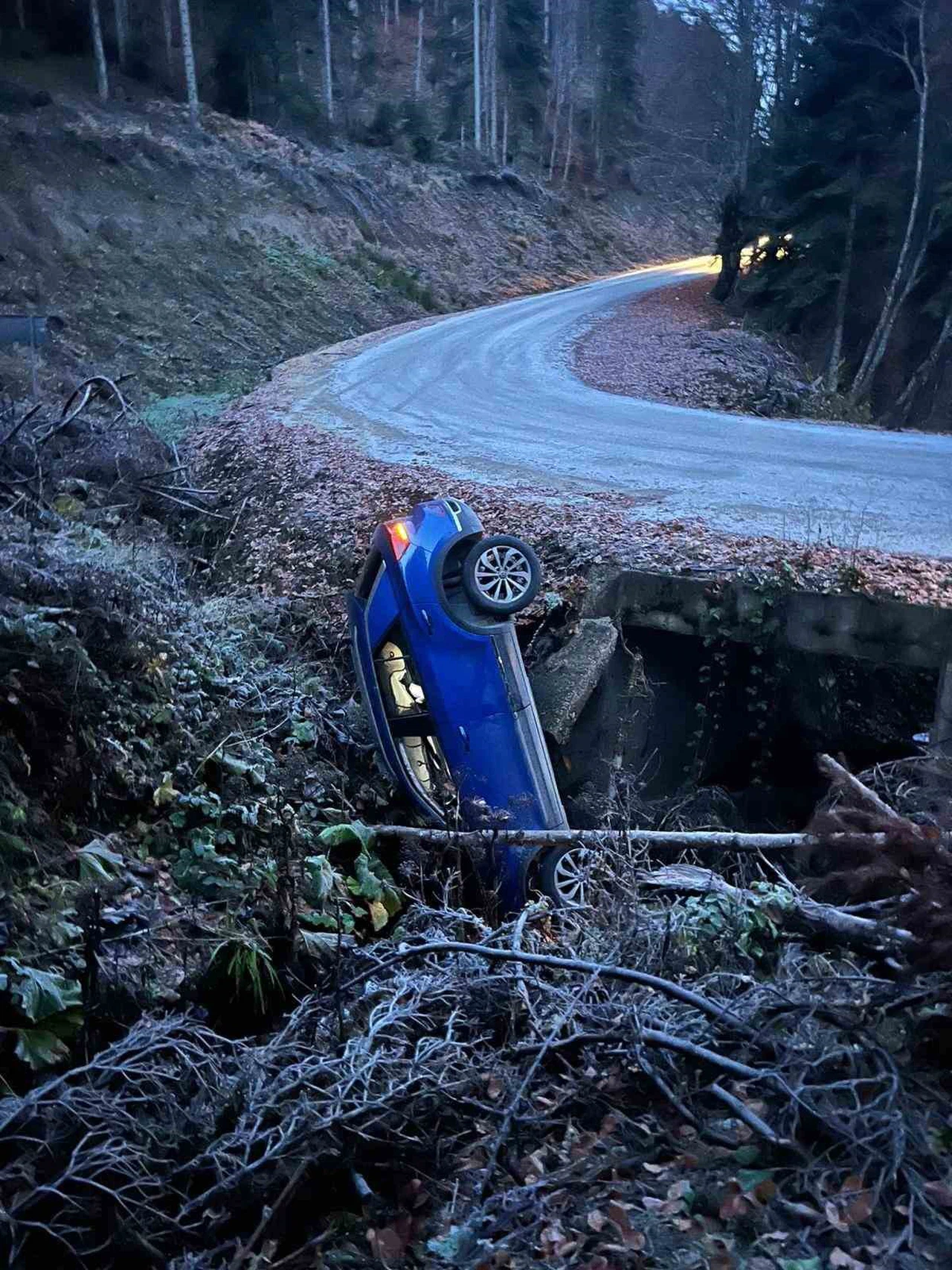 Yedigöller yolunda korkutan anlar: Otomobil şarampole yuvarlandı
