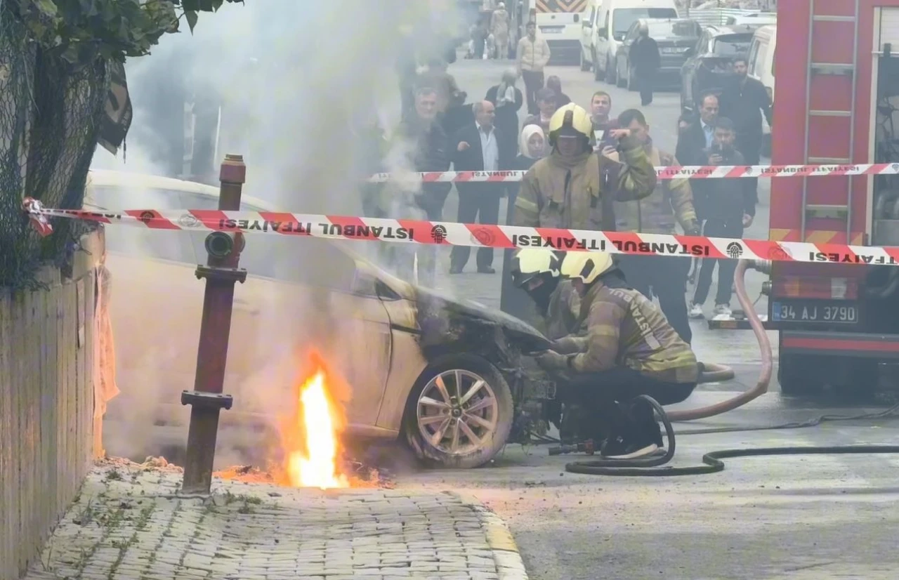 Megakentte elektrik kabloları patladı! Otomobil saniyeler içinde alev topuna döndü...