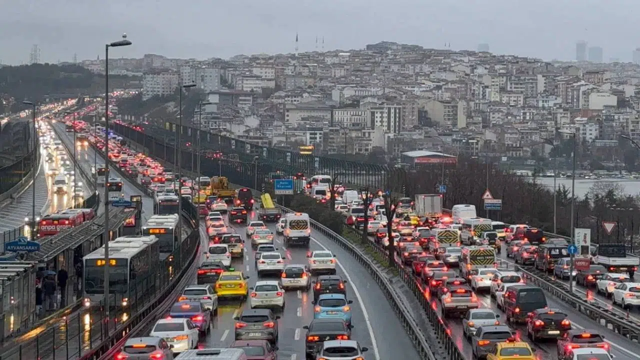İstanbul’da nefes kesen trafik! TEM ve D-100 adeta tıkandı