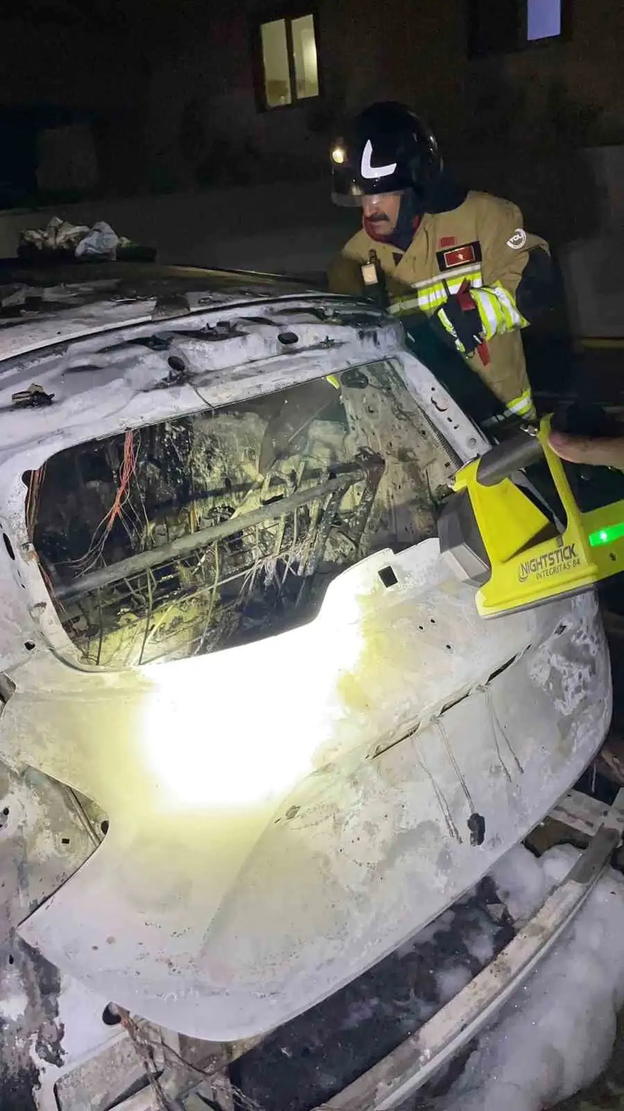 Kahramanmaraş’ta elektrikli otomobil alev aldı: Otopark savaş alanına döndü