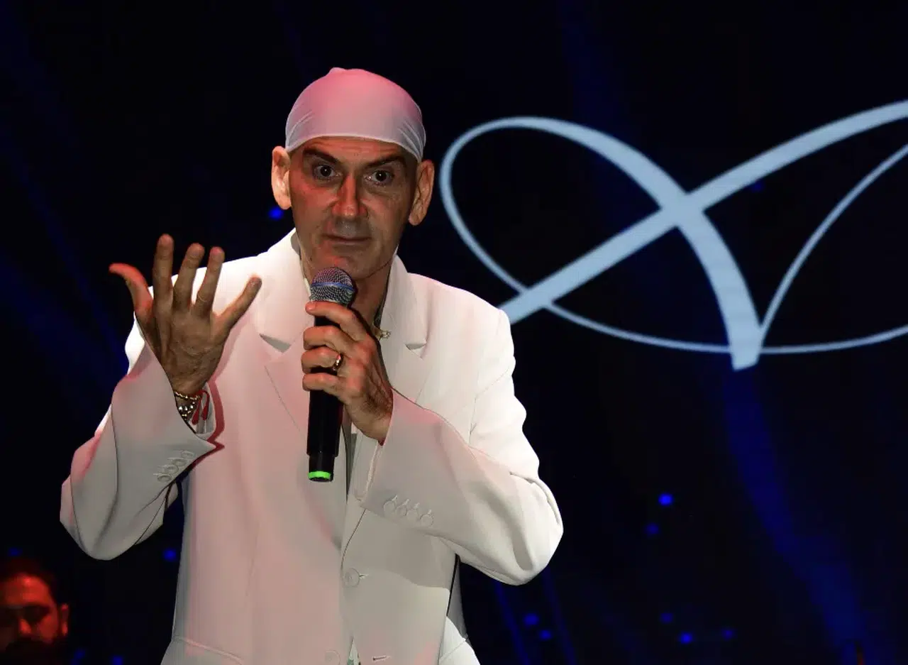 Altay bandanasız sahneye çıkmıyor: 'Evde 200 tane var!'