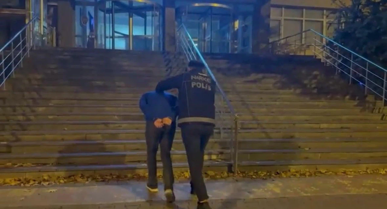 Kayseri’de aranan uyuşturucu satıcısı saklandığı adreste kıskıvrak yakalandı!