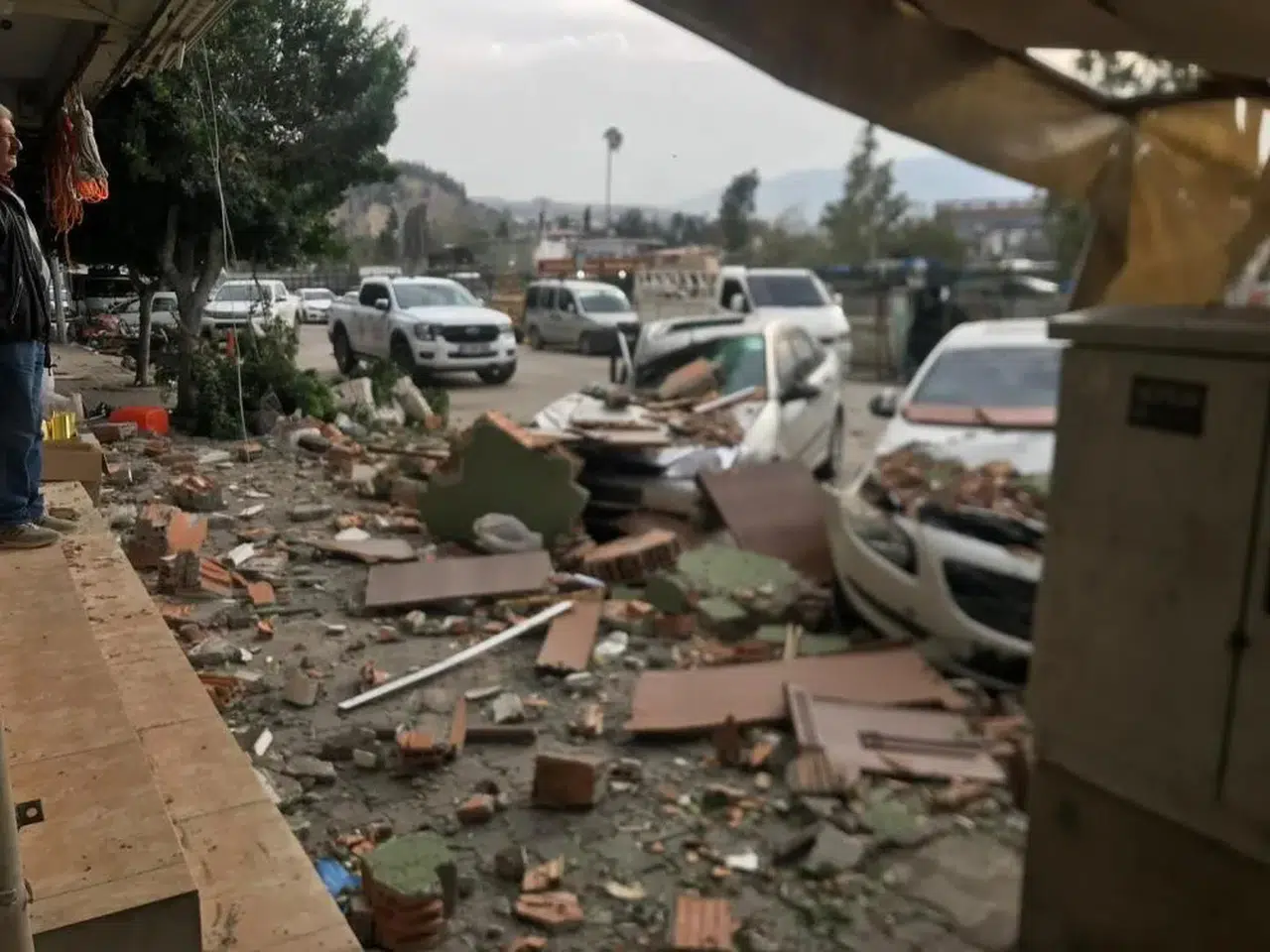 Kuvvetli rüzgâr apartman duvarını yıktı: Park halindeki araçlar etkilendi