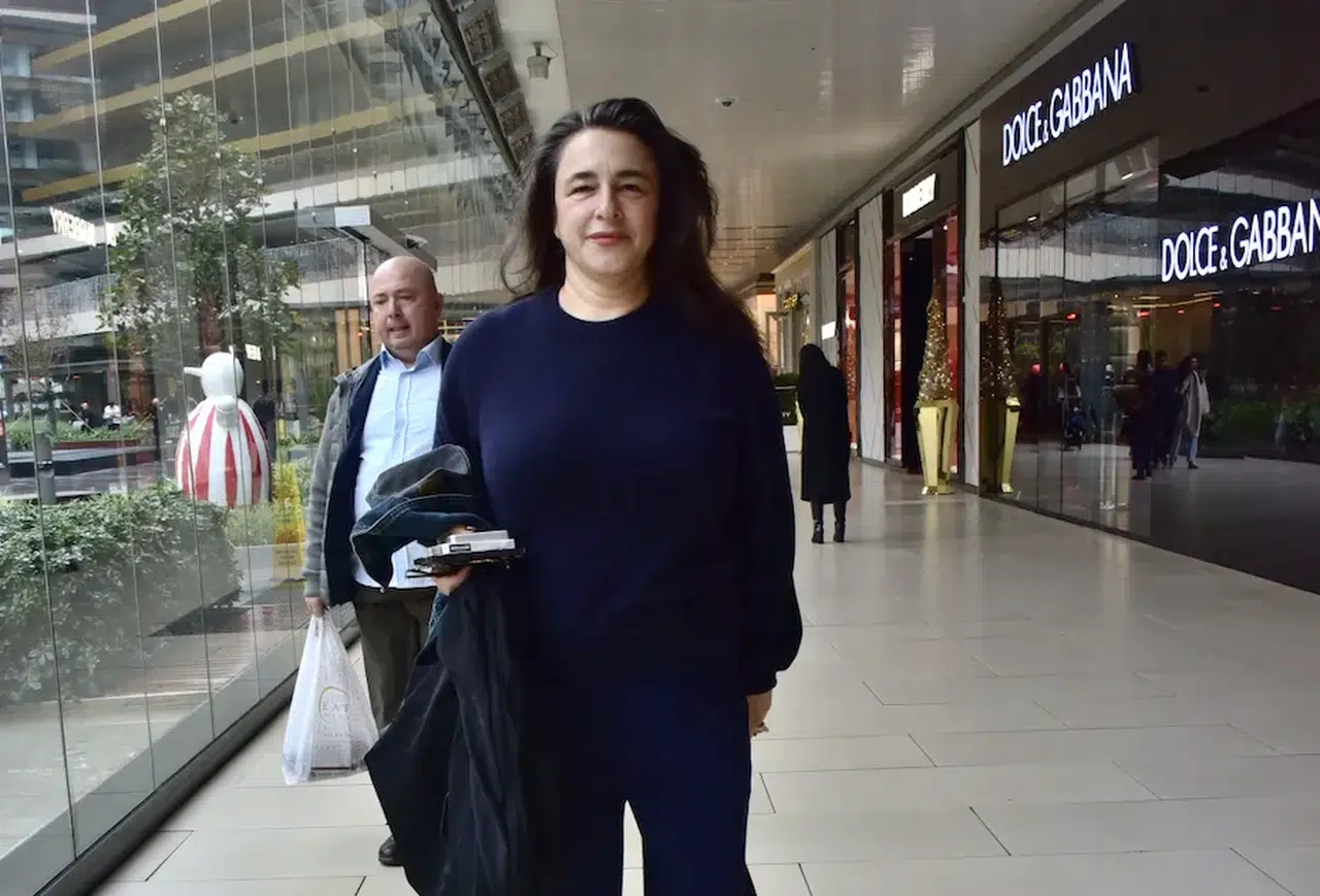 Sempatik tavırlarıyla gönülleri fethetti! Esra Dermancıoğlu AVM’de görüntülendi