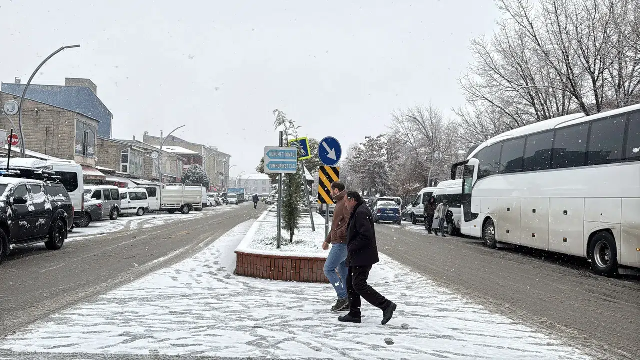 Muradiye ve Çaldıran’da kar yağışı sabah saatlerinde sürpriz oldu!