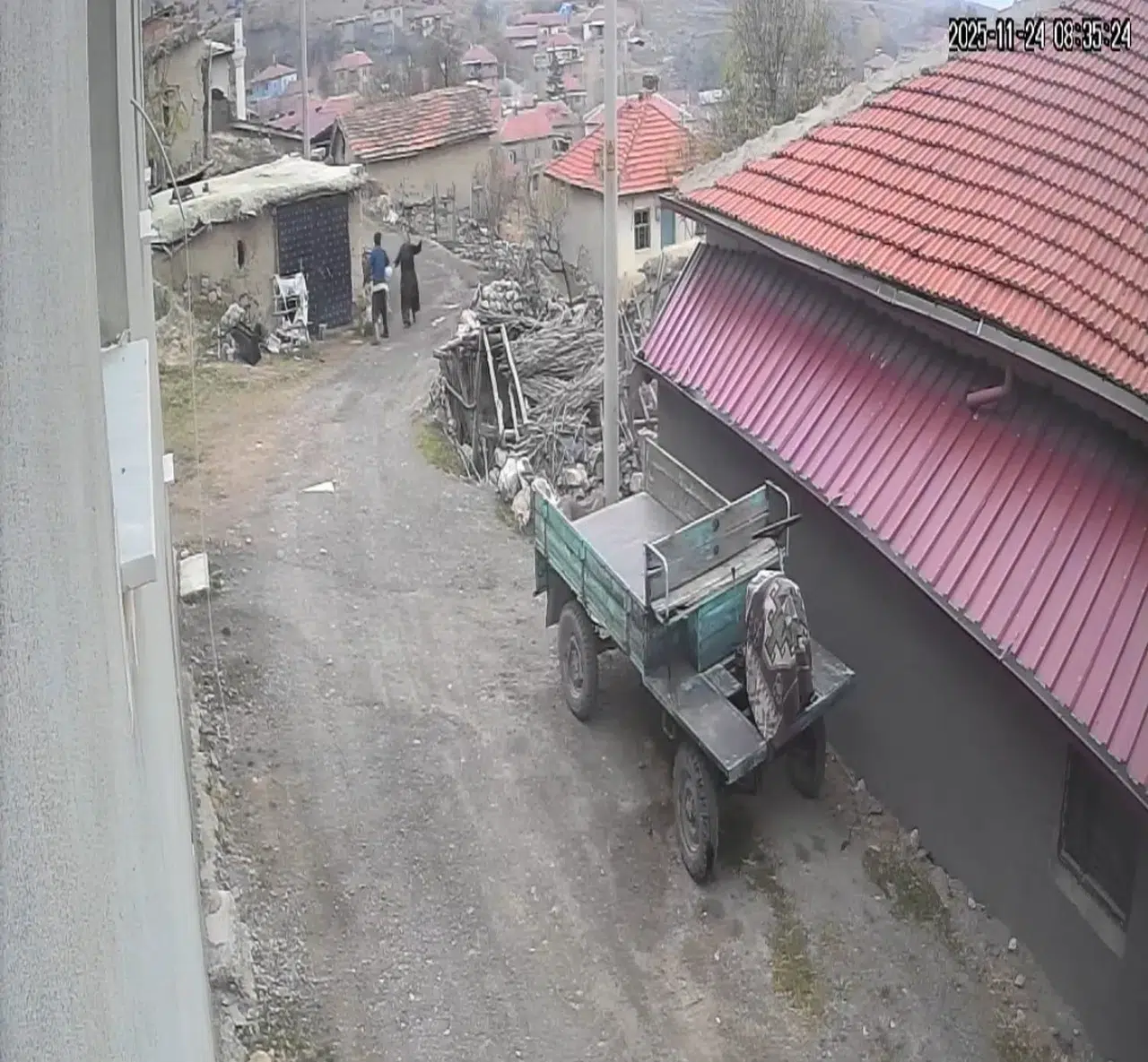 Vicdansız eş dehşet saçtı... Sopa ve tekmelerle şiddet kamerada!