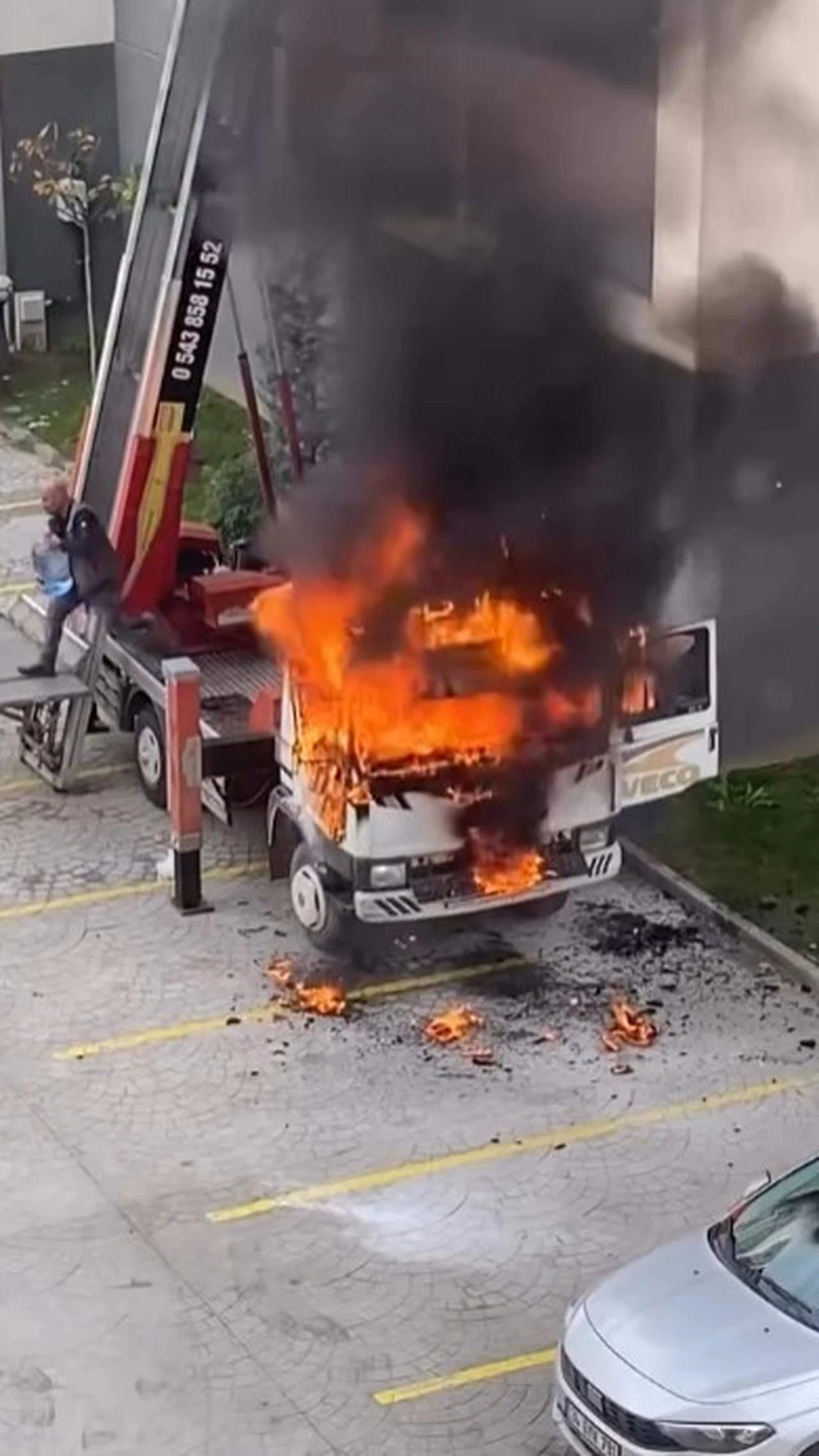 Bursa’da taşınma sırasında dehşet: Vinçli kamyon alev alev yandı!