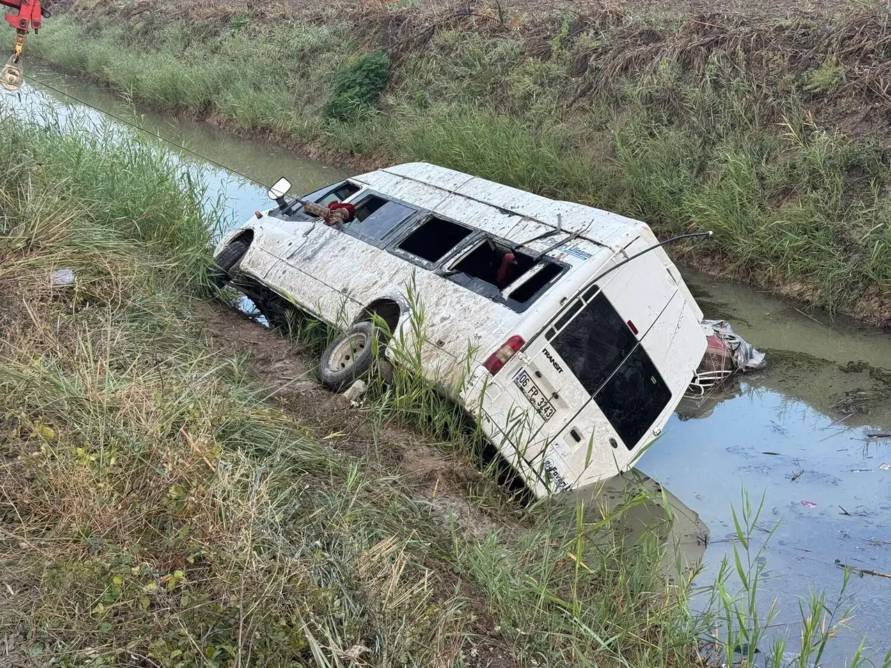Adana’da minibüs kanala uçtu...Tarım işçileri ölümden döndü!