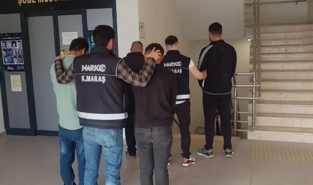 Kahramanmaraş’ta zehir tacirlerine operasyon: Haplar ve silahlar ele geçirildi!