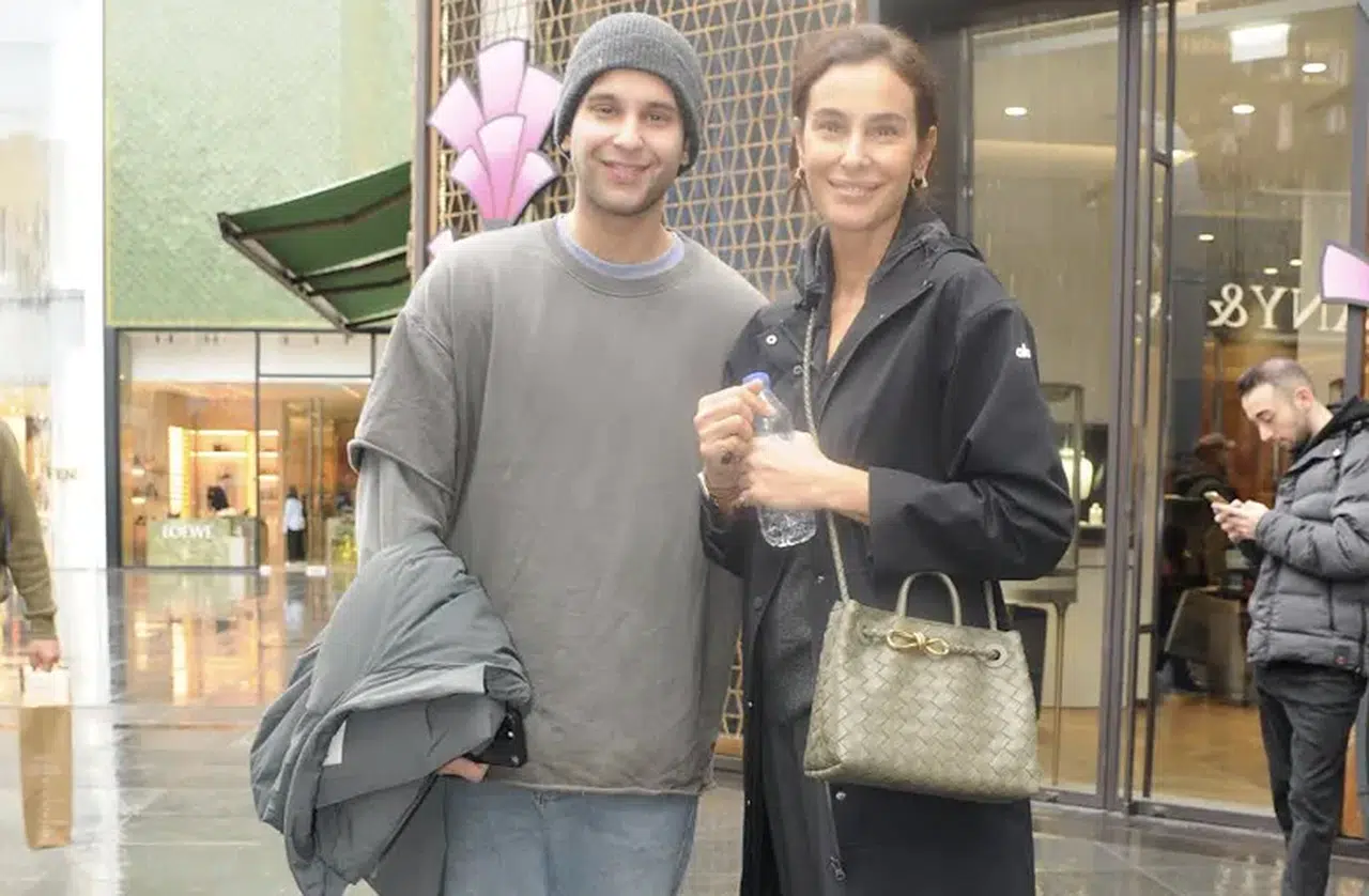 Güzelliğiyle zamana direnen Arzum Onan, oğluyla alışverişte