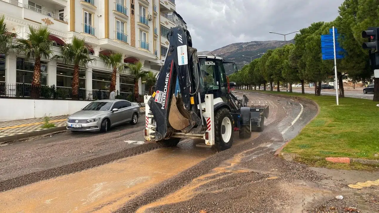 Kahramanmaraş’ta sağanak alarmı: Cadde ve alt geçitleri su bastı!