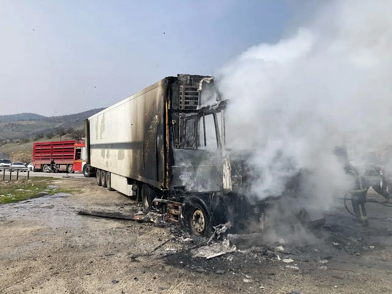 Aliağa yolunda alev alarmı: Seyir hâlindeki tır bir anda yandı!